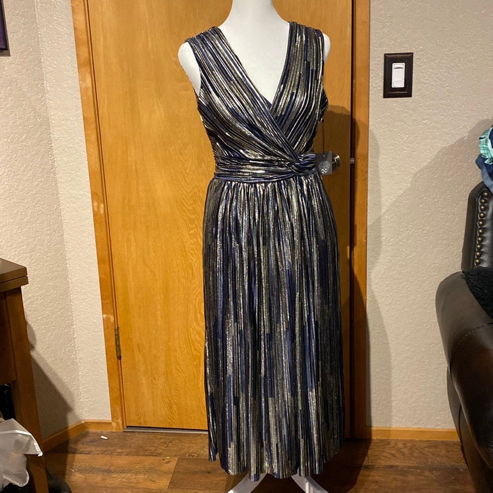NWT Vince Camuto size 2 Gorgeous navy blue with a silver shimmer